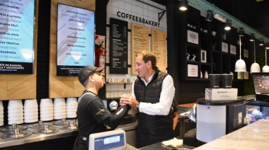 Garro recorrió el centro comercial de Los Hornos y valoró "la creciente oferta gastronómica" de la zona