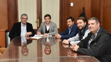 La Plata: firman convenio para que las estaciones de servicio adopten energía solar