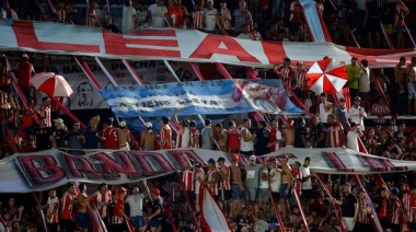 Hinchas de Estudiantes golpearon brutalmente a un joven en pleno centro de la ciudad