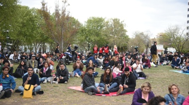 Miles de platenses festejaron el Día de la Primavera en plazas y ramblas
