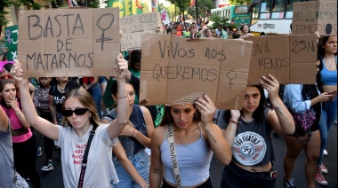 Eliana Pacheco: insignia de la marcha 25N de La Plata