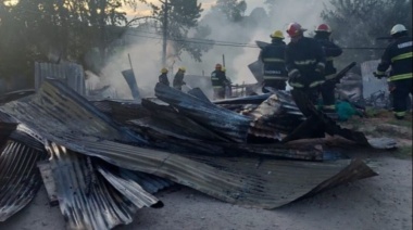 Fuego y tensión en el Barrio Cabezas: un incendio arrasó con cuatro casillas