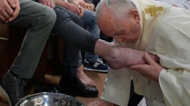 El Papa pidió "no ensuciar" a la Iglesia y le lavó los pies a doce presos