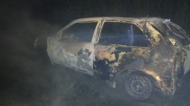 Robó el auto de su ex novio, lo prendió fuego y un policía terminó con quemaduras