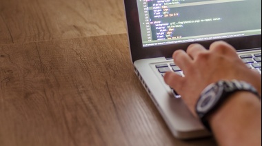 Llega a las escuelas de La Plata un curso internacional de programación y diseño web