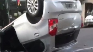 Accidente de tránsito en el centro de La Plata deja dos autos volcados
