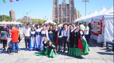 La colectividad italiana colmó de arte y gastronomía la Plaza Moreno