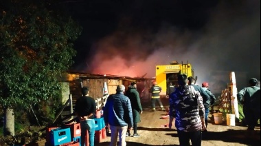 Grave incendio en La Plata: tres casillas destrozadas y un niño hospitalizado