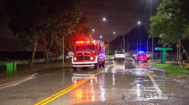 Unas 70 personas fueron evacuadas por la crecida del río en Ensenada