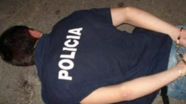 Un ex policía y un sargento, detenidos por robarle a una joven que volvía de la escuela