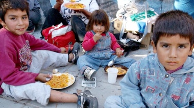 Comedores populares en La Plata reclaman en Plaza Moreno la declaración de emergencia alimentaria