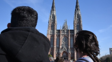 La caminata para descubrir las leyendas y los milagros religiosos del patrimonio platense