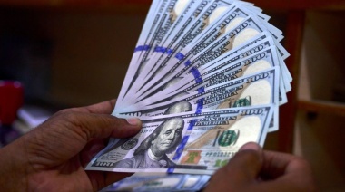 El dólar blue marcó un nuevo récord al venderse a $1.300 pero cerró a $1.280