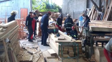 Joven atrapado entre tirantes lucha por su vida en un accidente en maderera