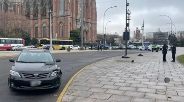 Un hombre atropelló a dos empleadas municipales por usar el celular mientras manejaba en el centro