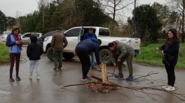 Vecinos de Ignacio Correas llevan más de 30 horas sin luz y reclaman con cortes en el acceso