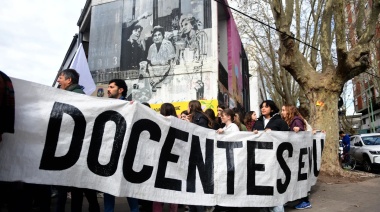 Tercer día de protestas en la UNLP: abrazo simbólico y marcha de antorchas