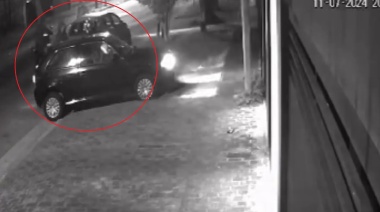 Motochorros roban el auto a una joven en Tolosa