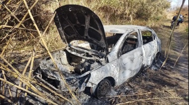Denuncian el robo de un auto y lo hallan incendiado en Berisso
