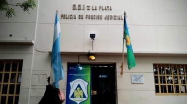 Asesinaron a puñaladas a una mujer en La Plata y buscan intensamente a su novio