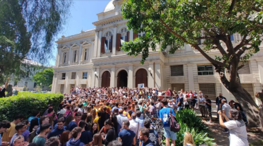 Estudiantes del Colegio Nacional de Buenos Aires y de la UNLP ocupan sus instituciones en respuesta a los recortes educativos de Milei