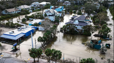 El huracán Milton deja 4 muertos y graves destrozos en Florida mientras avanza hacia el Atlántico