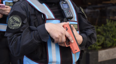 La Policía Federal implementa pistolas Taser en el transporte público