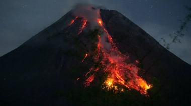 Diez muertos y miles de evacuados tras erupción del volcán Lewotobi en Indonesia