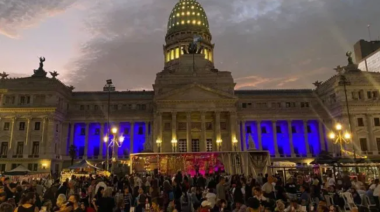 Un abrazo colectivo en la cena solidaria de Nochebuena en el Congreso