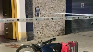 Un policía abatió a un delincuente e hirió a otros dos que intentaban robarle la moto a un delivery