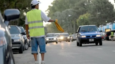 Impulsan ley para prohibir cuidacoches y limpiavidrios en la provincia