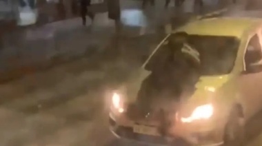 Un automovilista atropelló a un policía y lo arrastró en el capot