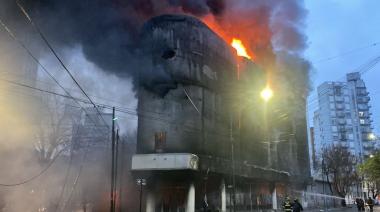 Violento incendio en un depósito de electrodomésticos: evacuaron vecinos por riesgo de derrumbe