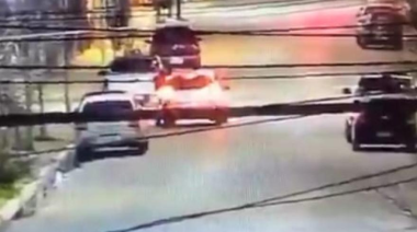 Un hombre arrastró a su ex pareja en el capot del auto durante 4 cuadras