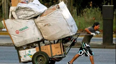 Multas de hasta $900 mil por hurgar basura: la medida del Gobierno porteño que genera controversia