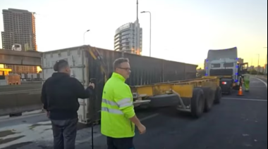 Cayó un camión con pollo congelado en la autopista 25 de Mayo y generó largas demoras hacia La Plata
