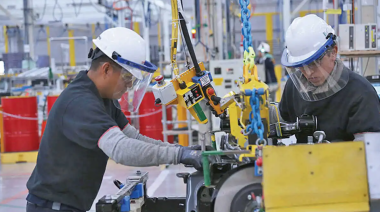 El empleo formal privado cae seis veces más que el público en Argentina