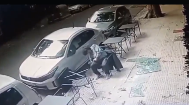Comía en la vereda y le cayó un blíndex desde un edificio: sobrevivió de milagro