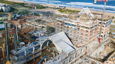 Denuncian encierros de obreros peruanos en la obra del Cipriani en Punta del Este