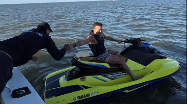 Rescataron a un turista argentino tras pasar más de 10 horas a la deriva en la costa de Uruguay