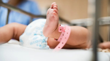 Caen los nacimientos en Argentina y alertan por el impacto social y económico