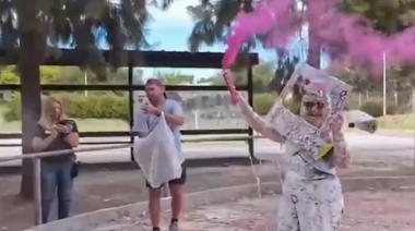 Se recibió a los 64 años en la UNLP y su abrazo familiar emocionó a todos