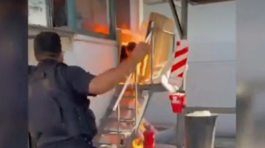 Un vigilador se prendió fuego en Rosario en medio de un reclamo salarial