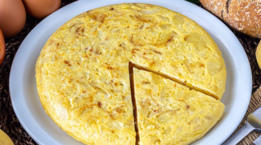 Investigan una posible intoxicación con una tortilla tras la muerte de un hombre en La Plata