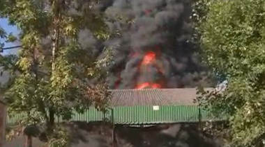 Se incendia un depósito de pintura en Francisco Álvarez
