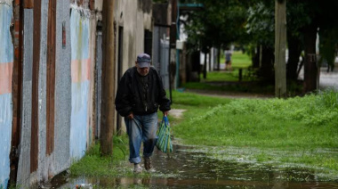"Traigan lanchas, que juegos sobran": la ironía vecinal por una plazoleta inundada