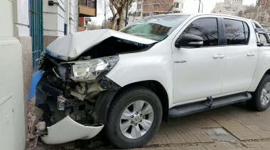 Tragedia en Plaza Moreno: Un conductor sufrió un infarto fulminante y se estrelló contra una vivienda