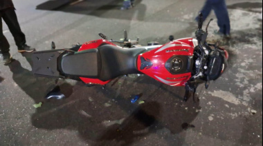 Fuerte choque en pleno centro: tres jóvenes iban en una moto y dos fueron hospitalizadas