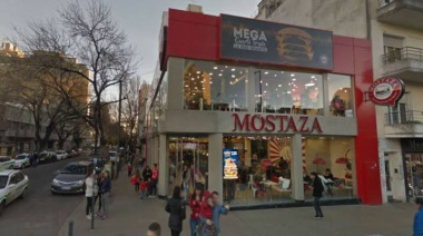 Destrozan un local de Mostaza para robar mercadería y dejan un desecho humano