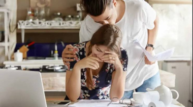 Familias atrapadas en el laberinto financiero de las deudas y la inflación
